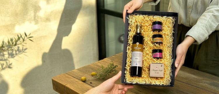 Jegit Geschenkbox mit Olivenöl, Naturkosmetik und Aleppo-Seife wird überreicht