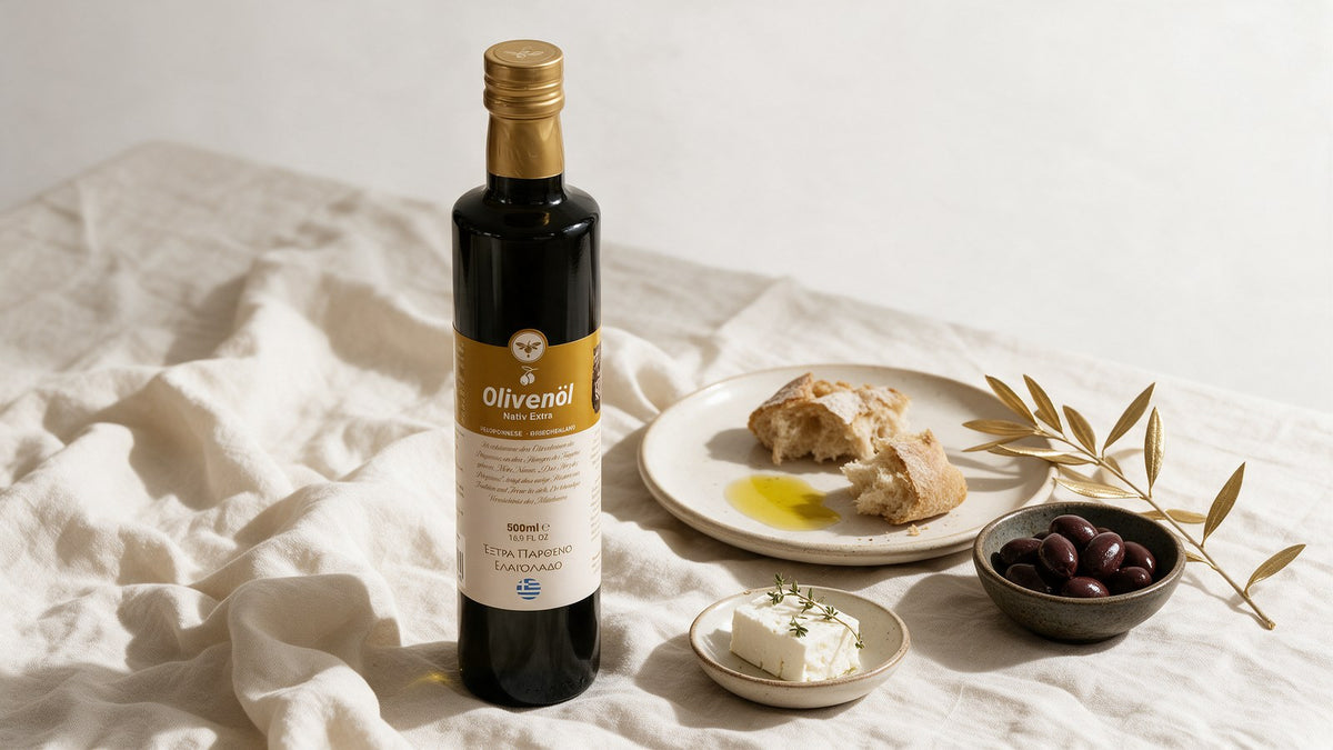 Jegit Olivenöl Nativ Extra 500 ml auf Leinen mit Brot, Feta und Kalamata-Oliven